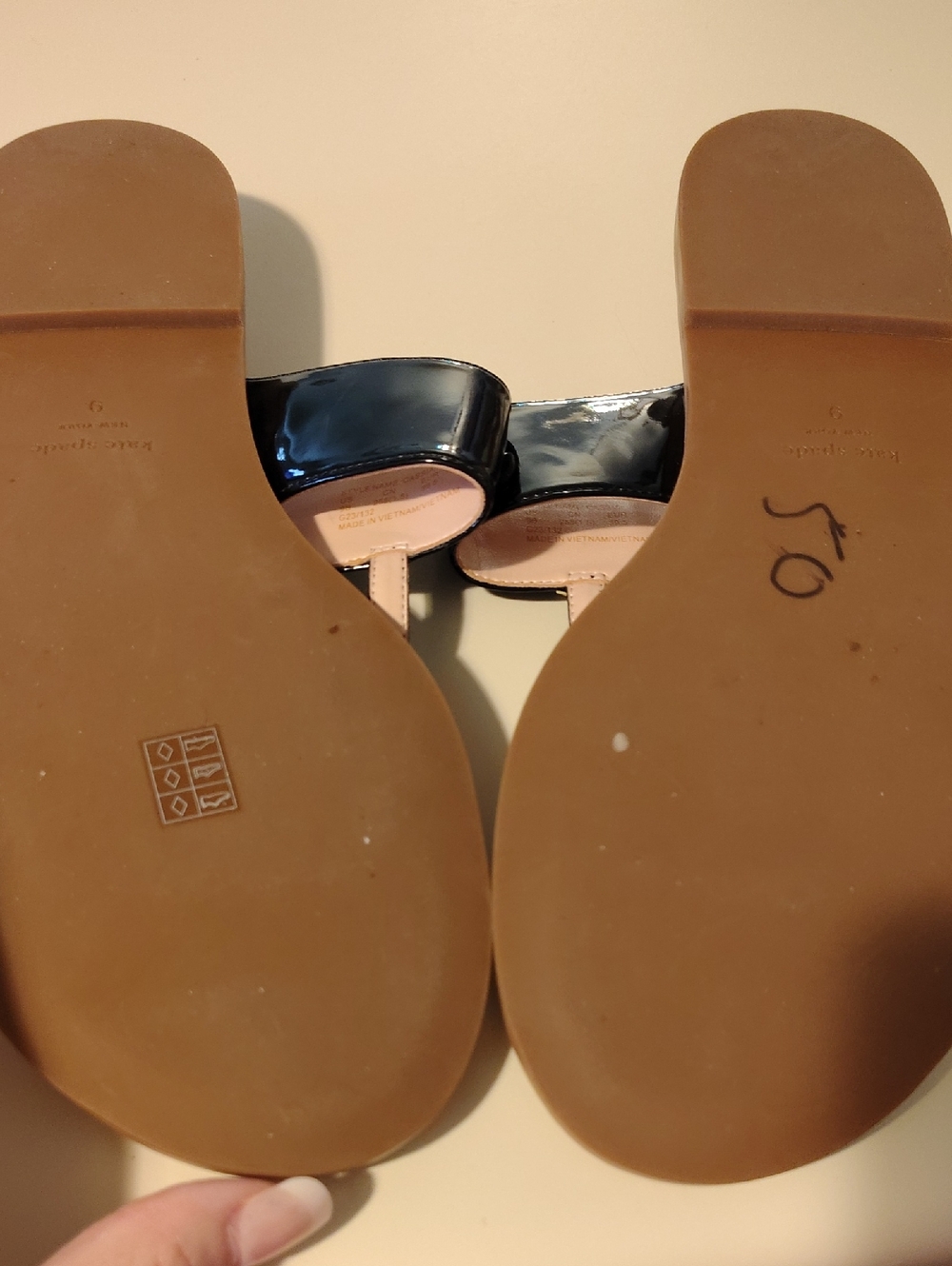 kate spade Cassia Black Patent Leather Heart-Accent Thong Sandals Size 9 - Picture 4 of 5